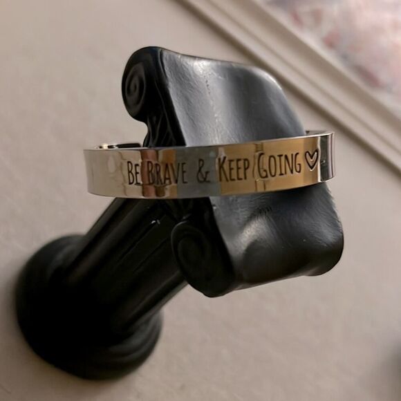 Silver cuff bracelet with chain and arrow hook closure with inscription. - Picture 2 of 6